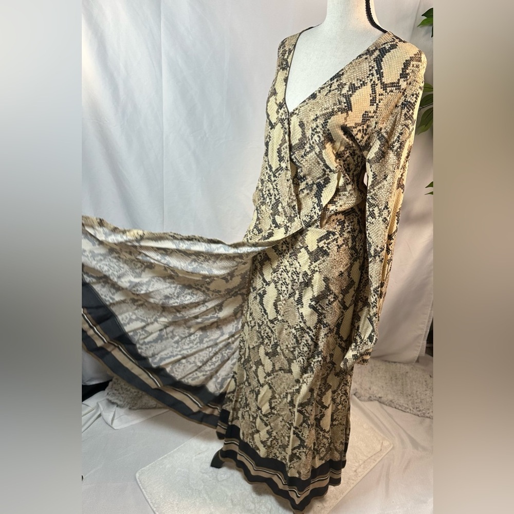 H&M Maxi Dress in Cream and Gray πππ - Picture 9 of 13